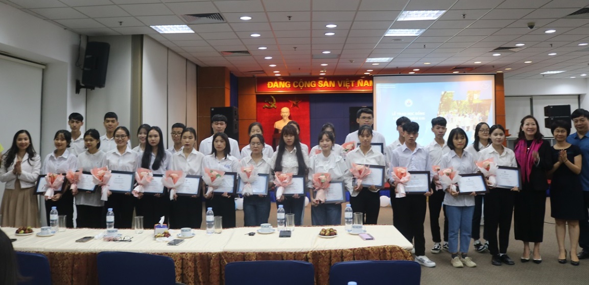 Học bổng từ Quỹ Thắp s&aacute;ng Niềm tin đ&atilde; tiếp th&ecirc;m động lực, niềm tin cho c&aacute;c sinh vi&ecirc;n ngh&egrave;o hiếu học tr&ecirc;n cả nước