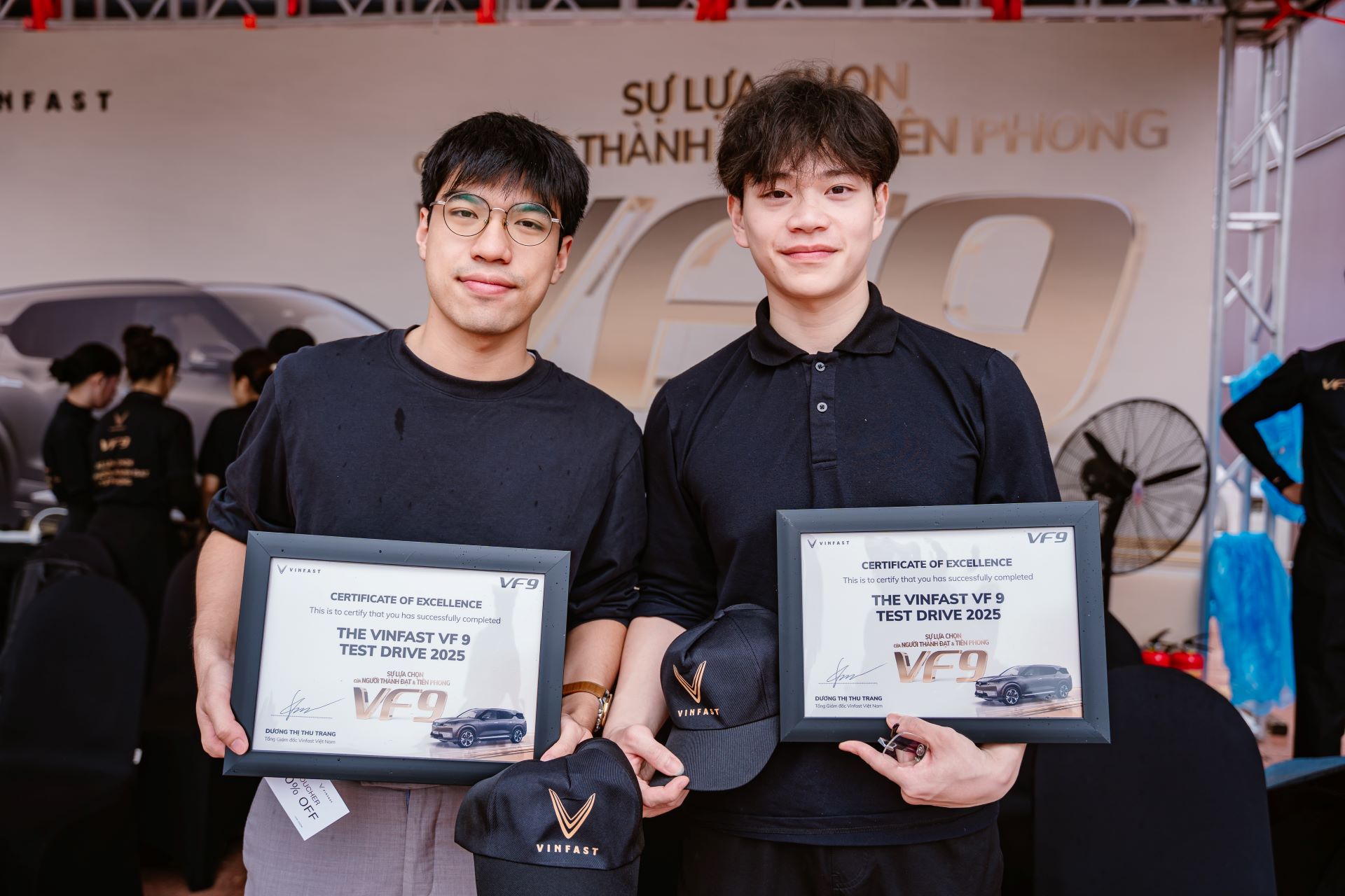 Anh Ho&agrave;ng Ph&uacute;c Th&agrave;nh Vinh (b&ecirc;n phải, &aacute;o polo đen) chia sẻ mong muốn sở hữu chiếc VF 9 vừa l&aacute;i thử.
