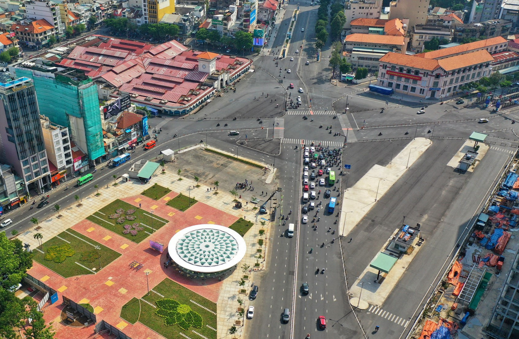Điểm đầu tuyến đường sắt tốc độ cao trung t&acirc;m TP.HCM - Cần Giờ được đề xuất đặt ngay tại Bến Th&agrave;nh, r&uacute;t ngắn thời gian di chuyển từ trung t&acirc;m đến Cần Giờ xuống c&ograve;n 13 ph&uacute;t (Ảnh: Vietnamnet)