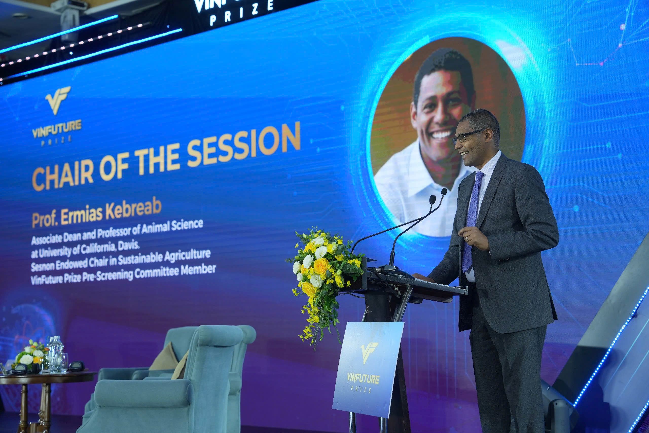 GS. Ermias Kebreab tr&igrave;nh b&agrave;y tại Tọa đ&agrave;m Khoa học v&igrave; cuộc sống thuộc Tuần lễ Khoa học C&ocirc;ng nghệ VinFuture. Ảnh: VFP)