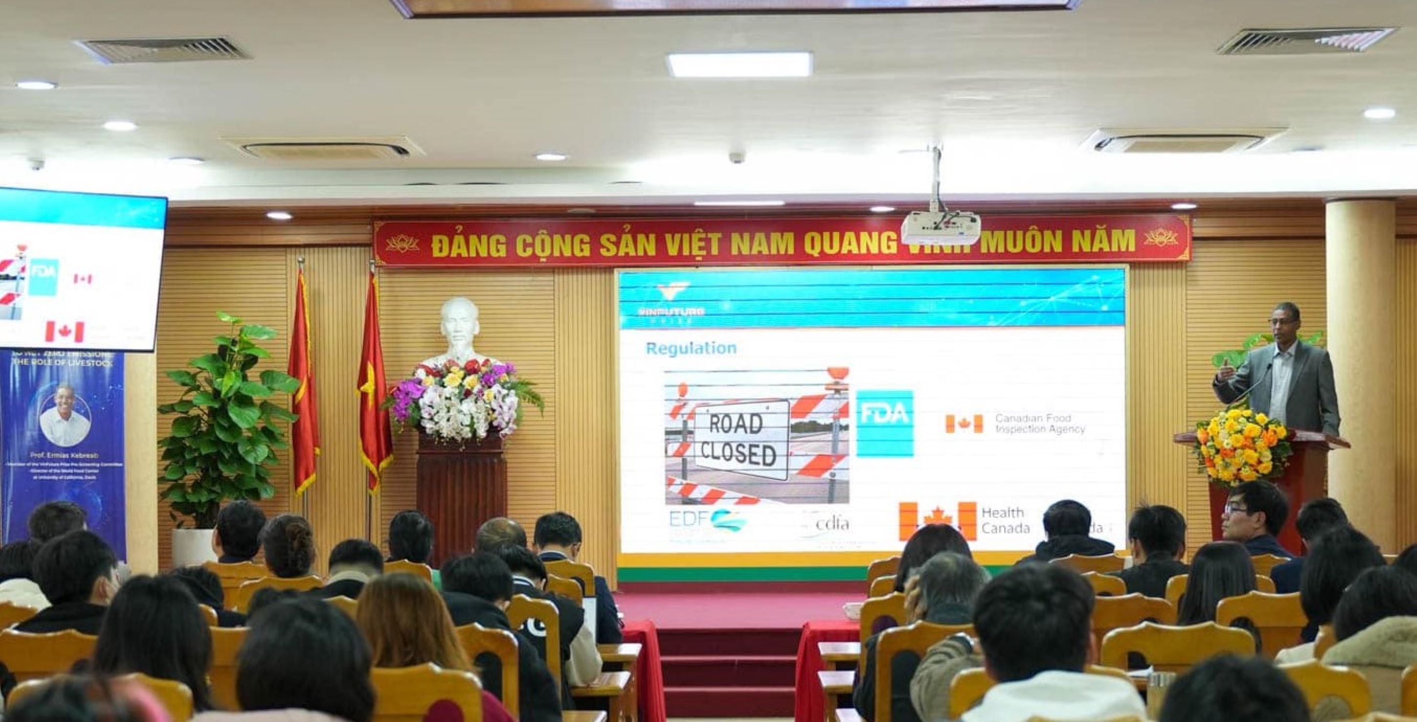 GS. Kebreab tr&igrave;nh b&agrave;y chuy&ecirc;n đề trước c&aacute;c nh&agrave; nghi&ecirc;n cứu v&agrave; c&aacute;n bộ Học viện N&ocirc;ng nghiệp Việt Nam v&agrave;o th&aacute;ng 12/2023. Ảnh: VFP)