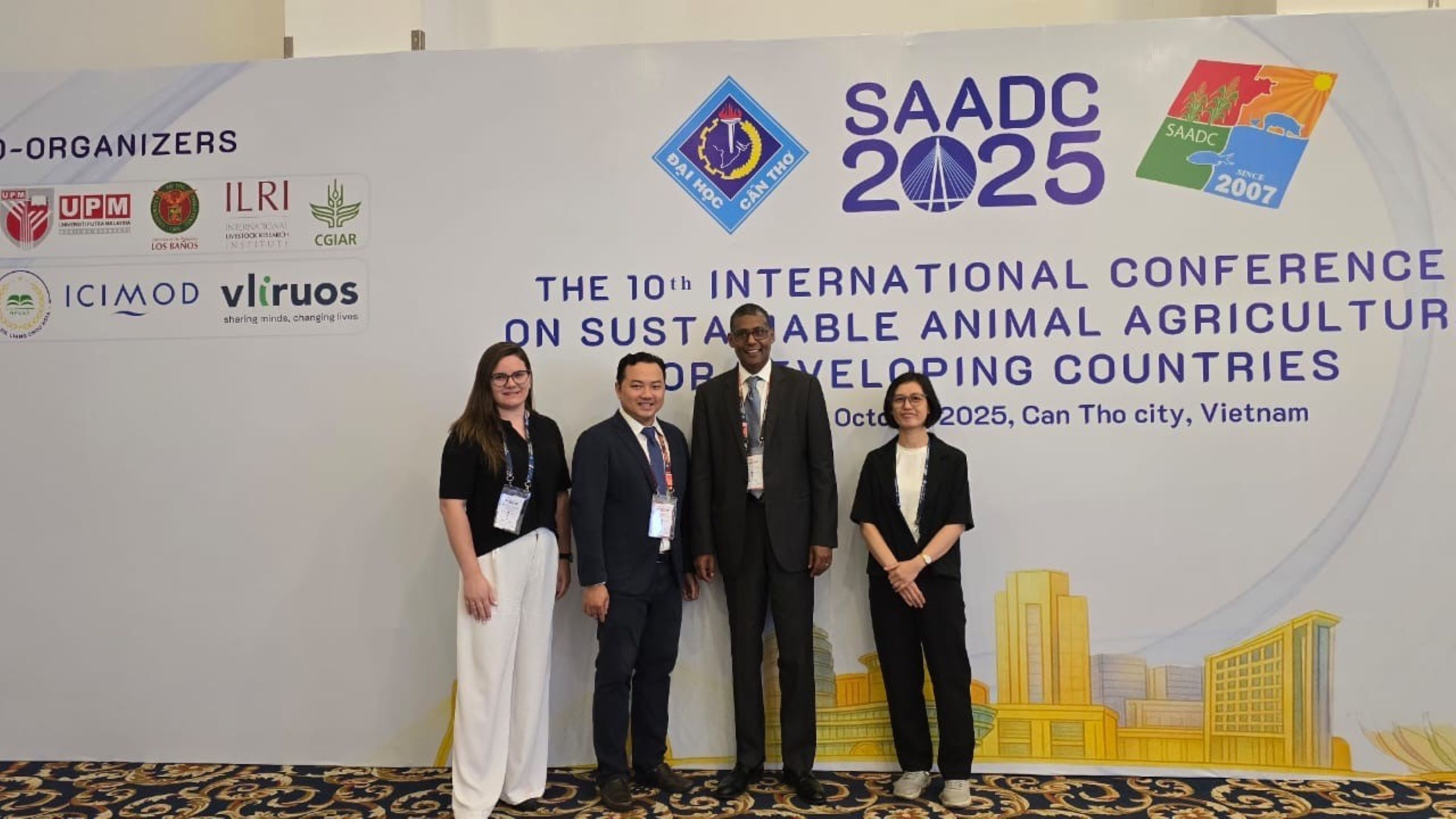 GS. Kebreab trong chuyến c&ocirc;ng t&aacute;c tại Cần Thơ v&agrave;o th&aacute;ng 10/2025 để tham gia v&agrave; tư vấn về n&ocirc;ng nghiệp v&agrave; nu&ocirc;i trồng ở Việt Nam. Ảnh: NVCC.)