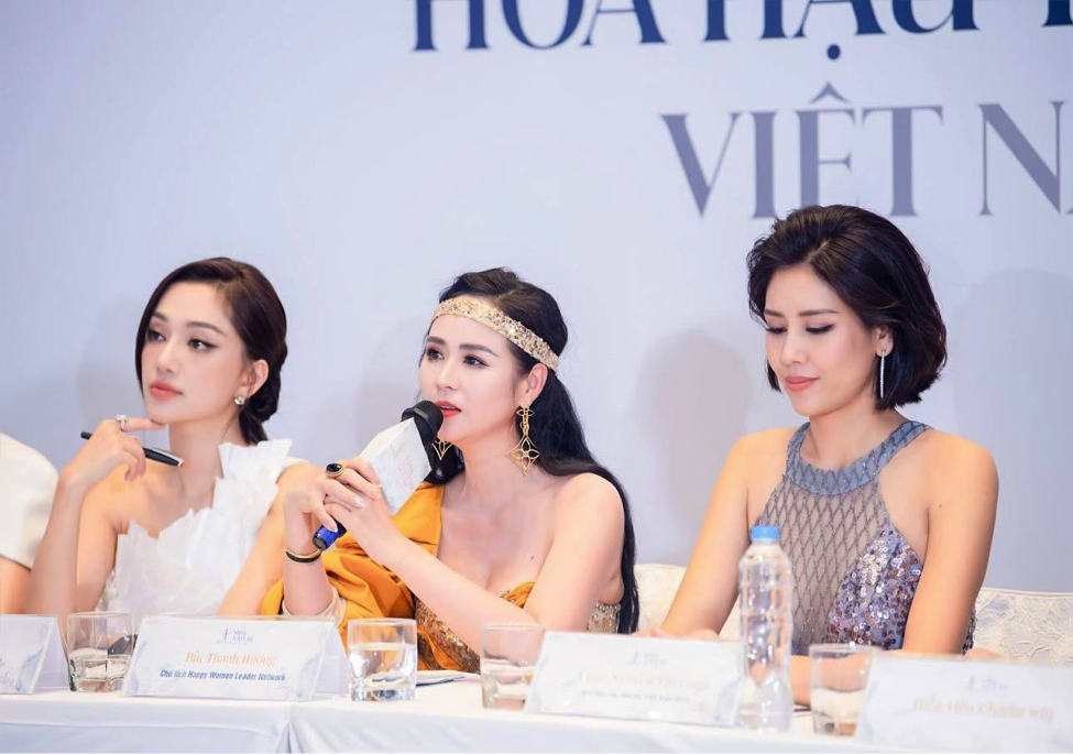 Gi&aacute;m khảo B&ugrave;i Thanh Hương (ở giữa) tại h&agrave;nh tr&igrave;nh M&ocirc;i trường Xanh, Năng lượng Xanh.