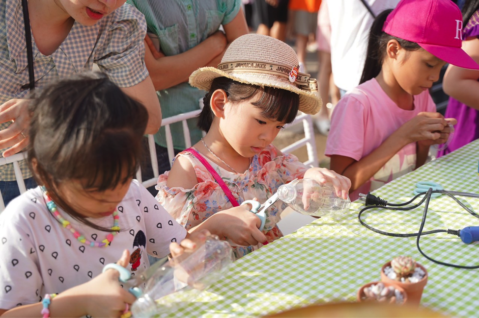 C&aacute;c bạn nhỏ h&agrave;o hứng trong việc thực hiện những hoạt động bảo vệ m&ocirc;i trường tại chương tr&igrave;nh.