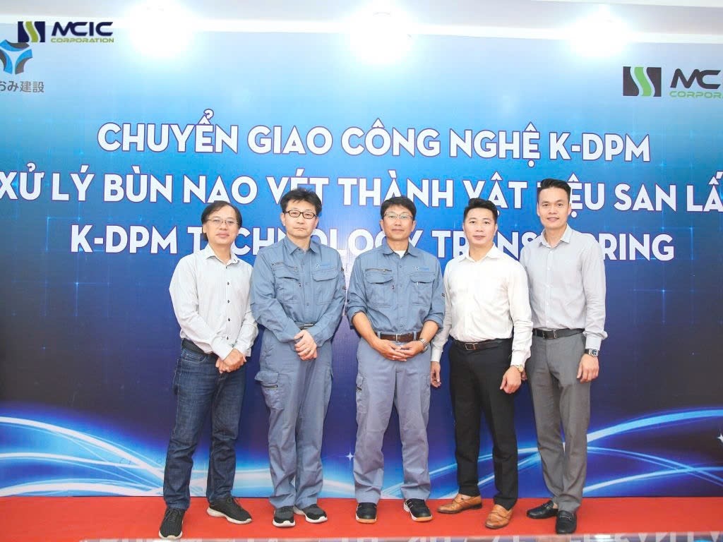 AOMI đ&atilde; ho&agrave;n th&agrave;nh chuyển giao độc quyền c&ocirc;ng nghệ cho MCIC-VIETNAM từ năm 2022 (trong ảnh, &ocirc;ng Trần Th&agrave;nh Trung l&agrave; người thứ 2 từ phải sang)