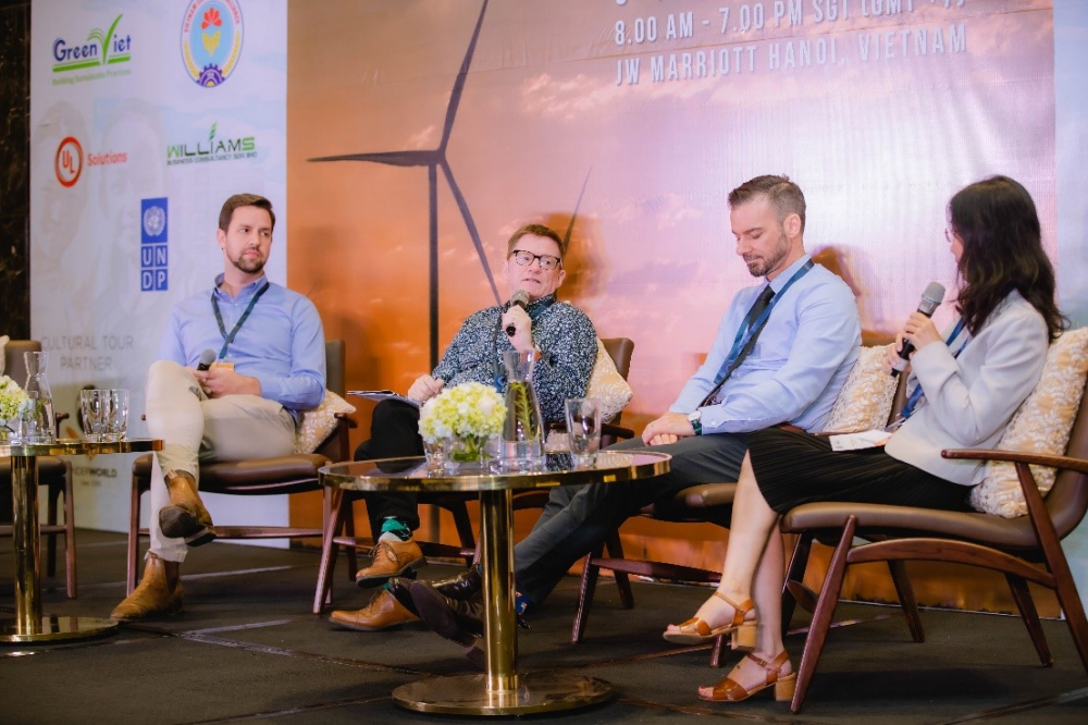 Gi&aacute;o sư &ndash; Tiến sĩ Geoffrey Williams (thứ 2 từ tr&aacute;i qua) c&oacute; nhiều tham luận gi&aacute; trị tại Hội nghị&nbsp;