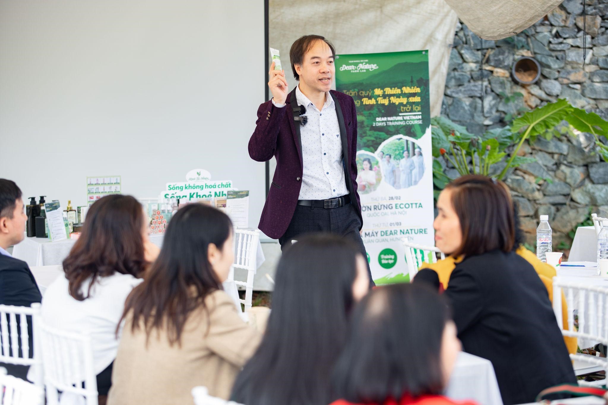 Đ&agrave;o Huy Phong tại buổi giới thiệu, chia sẻ kiến thức về sản phẩm &nbsp;