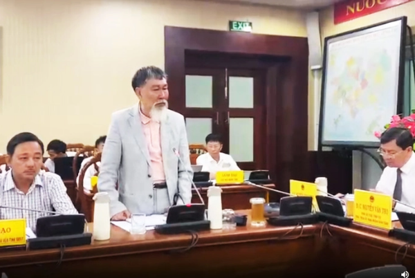 &Ocirc;ng Đỗ Đ&igrave;nh Huế, th&agrave;nh vi&ecirc;n HĐQT C&ocirc;ng ty Cổ phần Đầu tư BĐS Đ&ocirc;ng Dương, chủ đầu tư dự &aacute;n Vườn Xu&acirc;n tại TP. Vũng T&agrave;u đ&atilde; uất ức bật kh&oacute;c&nbsp;tại hội nghị gặp gỡ, đối thoại giữa l&atilde;nh đạo UBND tỉnh B&agrave; Rịa - Vũng T&agrave;u với hơn 200 doanh nghiệp, nh&agrave; đầu tư.