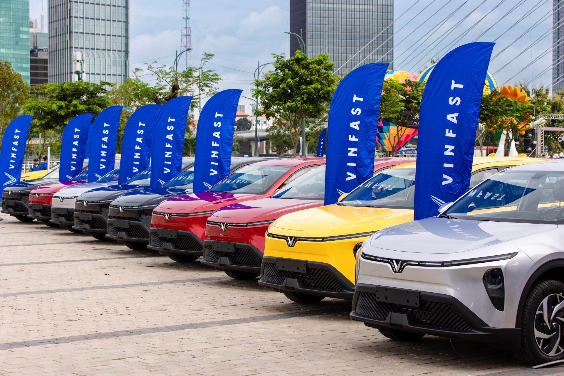 T&#224;i xế dịch vụ n&#243;i về VinFast Limo Green: Tiết kiệm cả chục triệu đồng mỗi th&#225;ng, vận h&#224;nh “out tr&#236;nh” so với xe xăng c&#249;ng tầm tiền - Ảnh 1