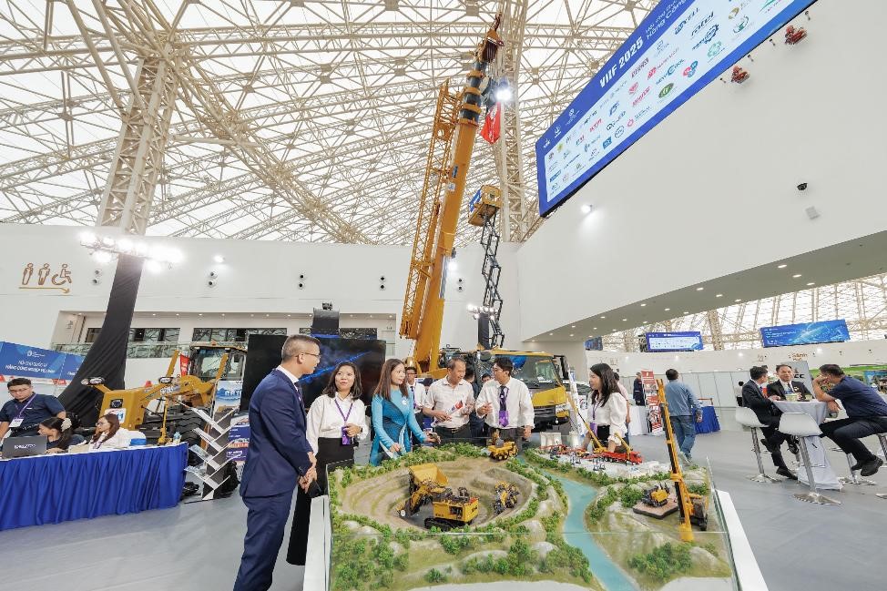 Kh&ocirc;ng gian trưng b&agrave;y với chiếc cẩu khổng lồ v&agrave; sa b&agrave;n của C&ocirc;ng ty 911