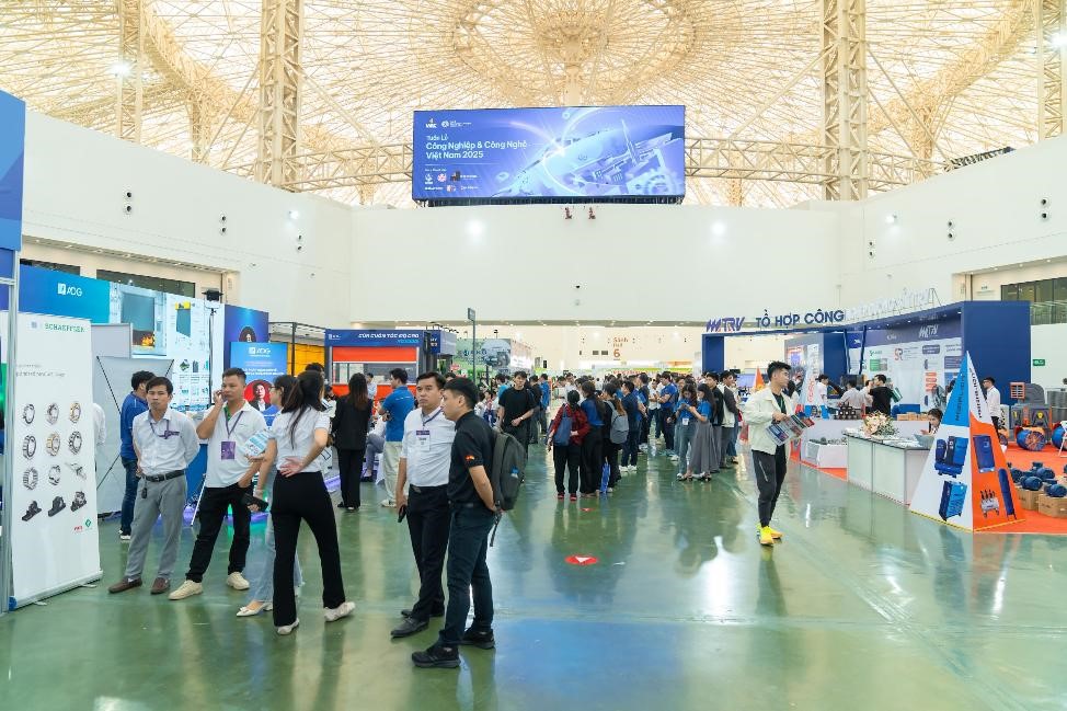 C&aacute;c gian h&agrave;ng VIIF thu h&uacute;t rất đ&ocirc;ng doanh nghiệp v&agrave; du kh&aacute;ch tham quan&nbsp;&nbsp;