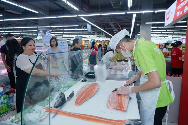 C&aacute; hồi tươi ngon tại si&ecirc;u thị WinMart