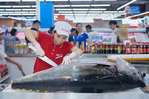 Hải sản tươi được sơ chế ngay tại si&ecirc;u thị WinMart