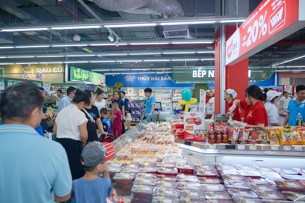 Kh&aacute;ch h&agrave;ng an t&acirc;m lựa chọn thịt tại WinMart