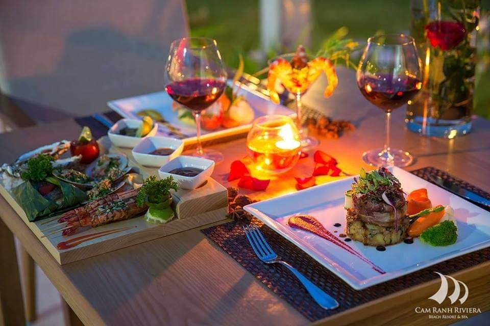 Bữa tiệc hải sản tươi ngon b&ecirc;n &aacute;nh nến, hoa hồng v&agrave; rượu vang sẽ th&ecirc;m gia vị mặn nồng cho c&aacute;c cặp đ&ocirc;i.