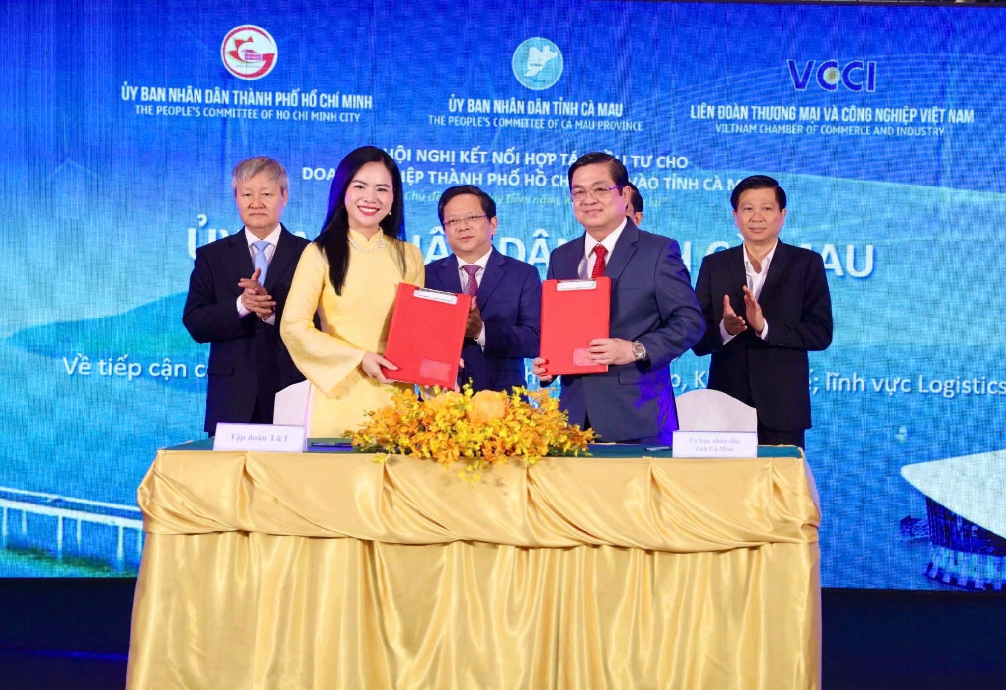 B&agrave; Nguyễn Thị Thanh B&igrave;nh, Ph&oacute; Tổng Gi&aacute;m đốc T&amp;T Group k&yacute; bi&ecirc;n bản ghi nhớ hợp t&aacute;c với l&atilde;nh đạo UBND tỉnh C&agrave; Mau tại sự kiện.