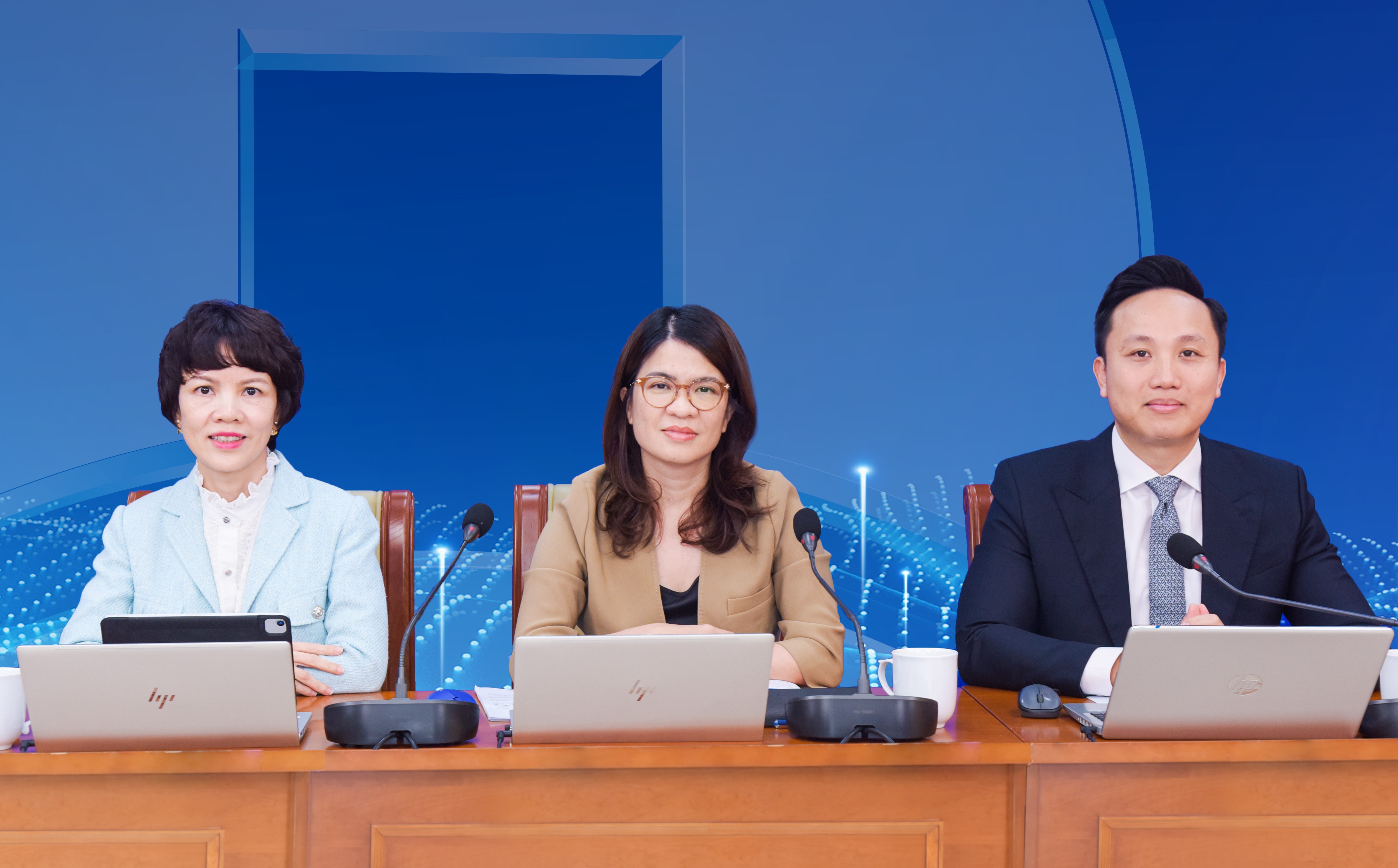 TV.HĐQT Phạm Thị Thanh Ho&agrave;i chủ tr&igrave; (ở giữa).&nbsp;Hội nghị&nbsp;cập nhật kết quả kinh doanh qu&yacute; 3/2025 của VietinBank