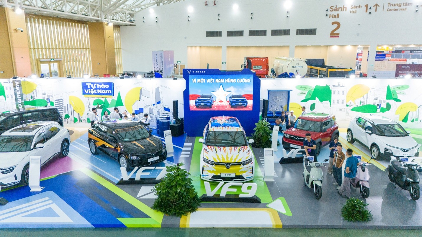 Khu vực trưng b&agrave;y của VinFast tại Tuần lễ C&ocirc;ng nghiệp &amp; C&ocirc;ng nghệ 2025