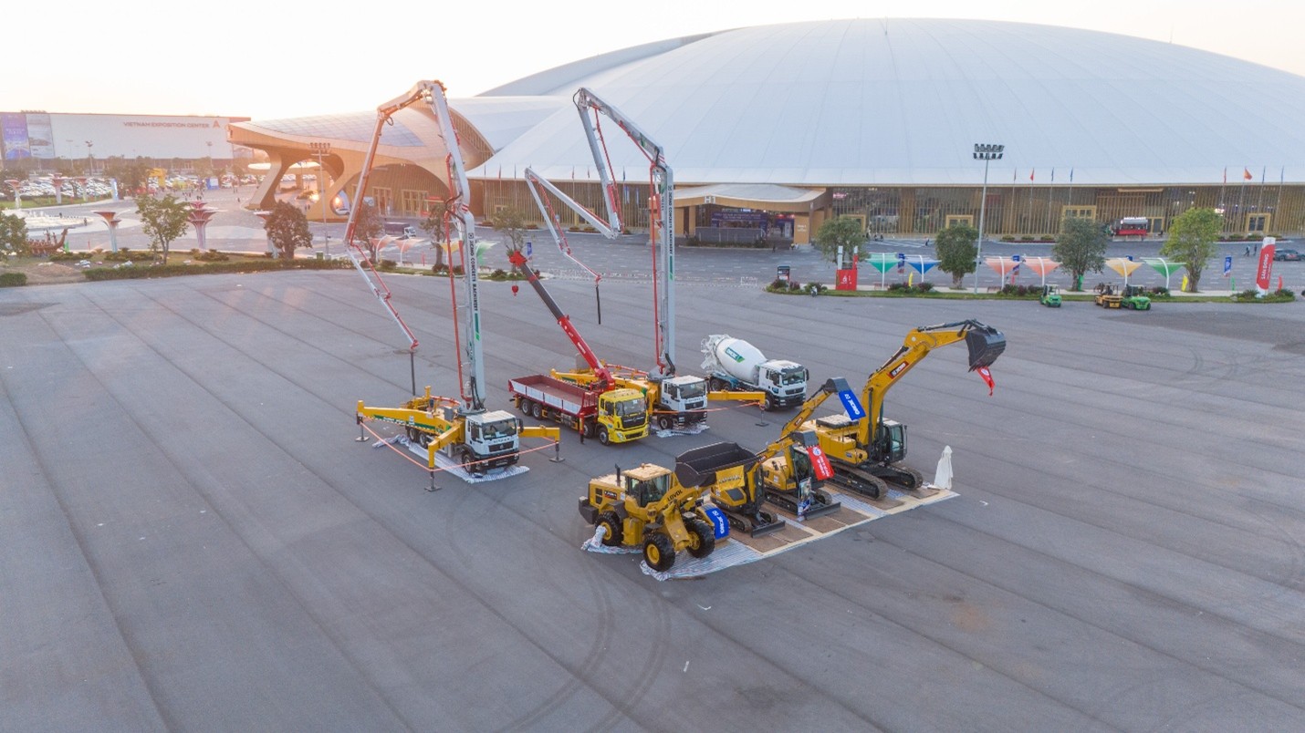 Khu tr&igrave;nh diễn c&aacute;c cỗ m&aacute;y c&ocirc;ng nghiệp khổng lồ ở khu vực ngo&agrave;i trời VEC