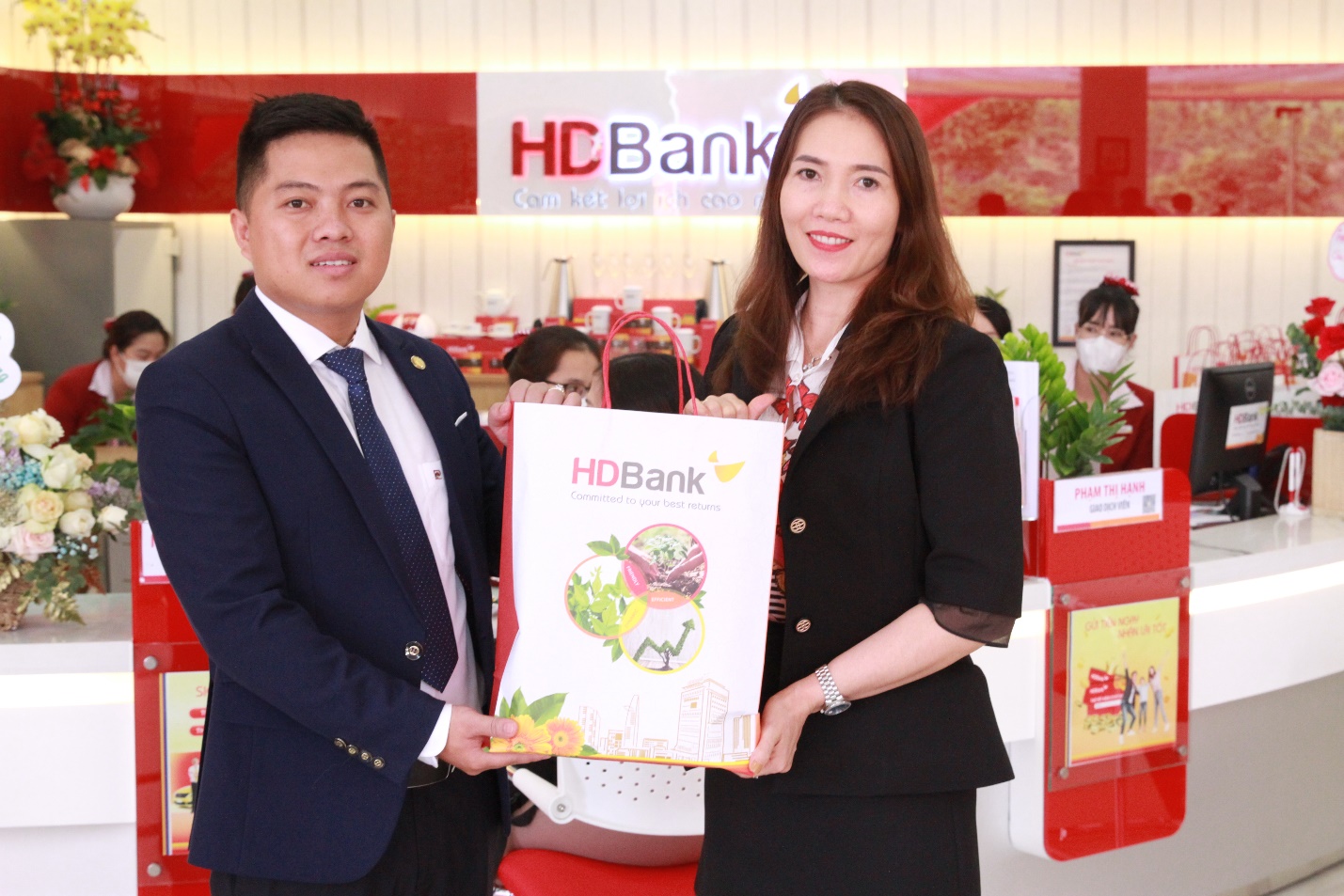 Trong kh&ocirc;ng kh&iacute; tưng bừng của lễ khai trương, HDBank Tuy Đức - Đắk N&ocirc;ng cũng d&agrave;nh nhiều phần qu&agrave; hấp dẫn cho kh&aacute;ch h&agrave;ng đến giao dịch c&ugrave;ng với nhiều chương tr&igrave;nh khuyến m&atilde;i