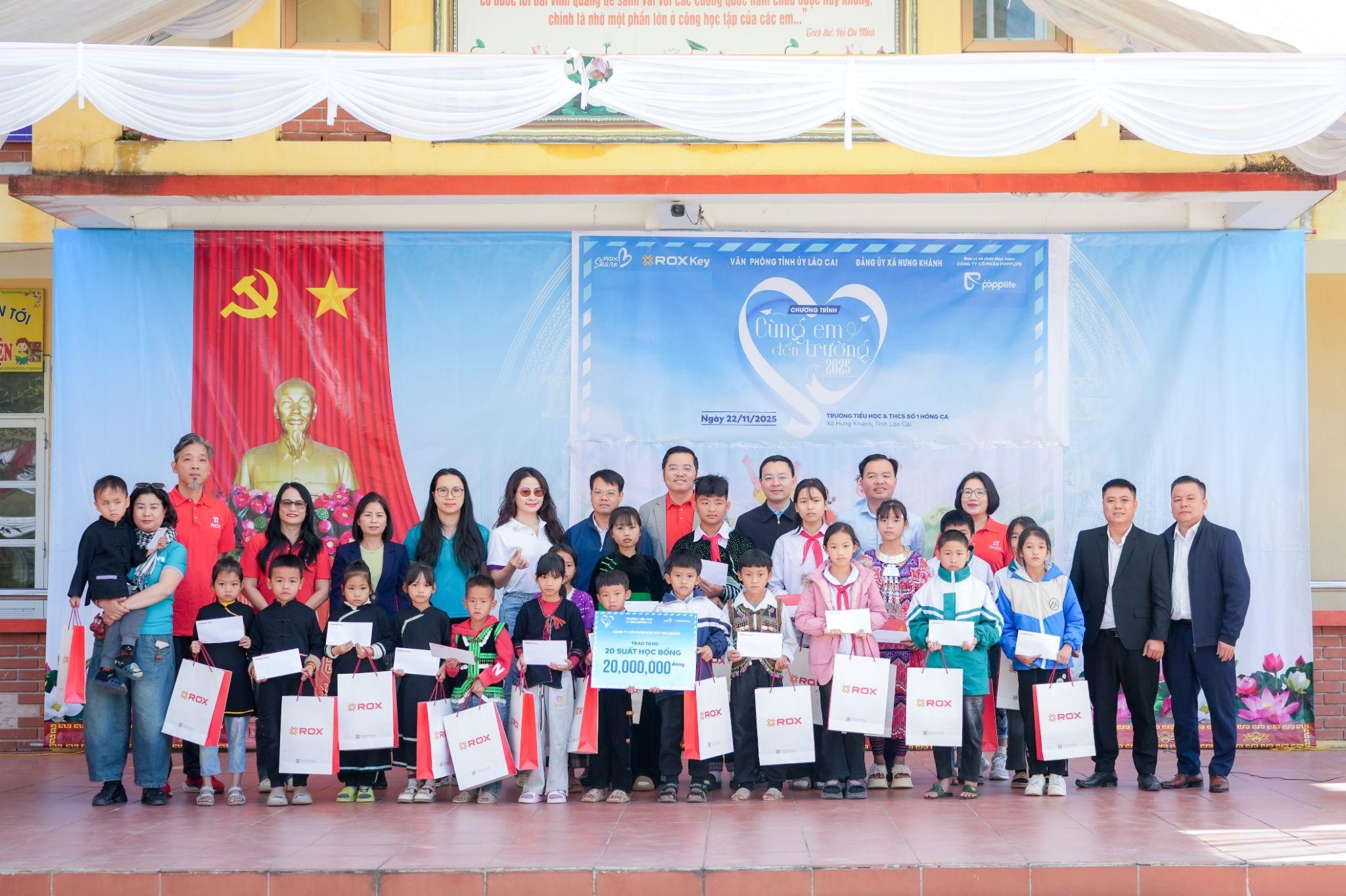 Đại diện ROX Key v&agrave; l&atilde;nh đạo địa phương trao tặng học bổng cho 20 em học sinh nh&agrave; trường