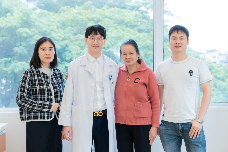 Bệnh nh&acirc;n c&ugrave;ng con trai trong buổi t&aacute;i kh&aacute;m sau can thiệp