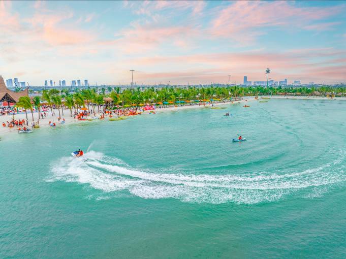 Người nước ngoài m&ecirc; m&acirc;̉n cu&ocirc;̣c s&ocirc;́ng tại các đại đ&ocirc; thị bi&ecirc;̉n Vinhomes bởi đặc quy&ecirc;̀n nghỉ dưỡng su&ocirc;́t 365 ngày trong năm