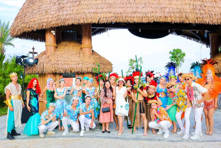 Các l&ecirc;̃ h&ocirc;̣i đẳng c&acirc;́p qu&ocirc;́c t&ecirc;́ thường xuy&ecirc;n được t&ocirc;̉ chức tại si&ecirc;u qu&acirc;̀n th&ecirc;̉ đ&ocirc; thị bi&ecirc;̉n 1.200ha mang tới món ăn tinh th&acirc;̀n h&acirc;́p d&acirc;̃n cho c&ocirc;̣ng đ&ocirc;̀ng cư d&acirc;n