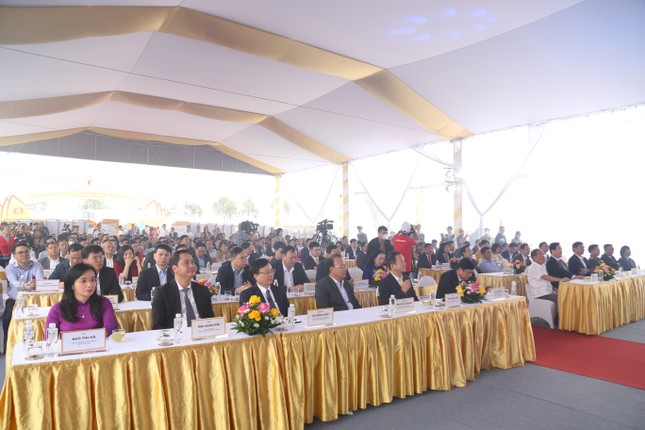 C&aacute;c đại biểu thực hiện nghi lễ khởi c&ocirc;ng dự &aacute;n Khu du lịch văn ho&aacute; v&agrave; dự &aacute;n Th&aacute;c 9 tầng tại Khu vực mộ b&agrave; Ho&agrave;ng Thị Loan, thuộc Khu di t&iacute;ch quốc gia đặc biệt Khu lưu niệm Chủ tịch Hồ Ch&iacute; Minh, huyện Nam Đ&agrave;n, Nghệ An.