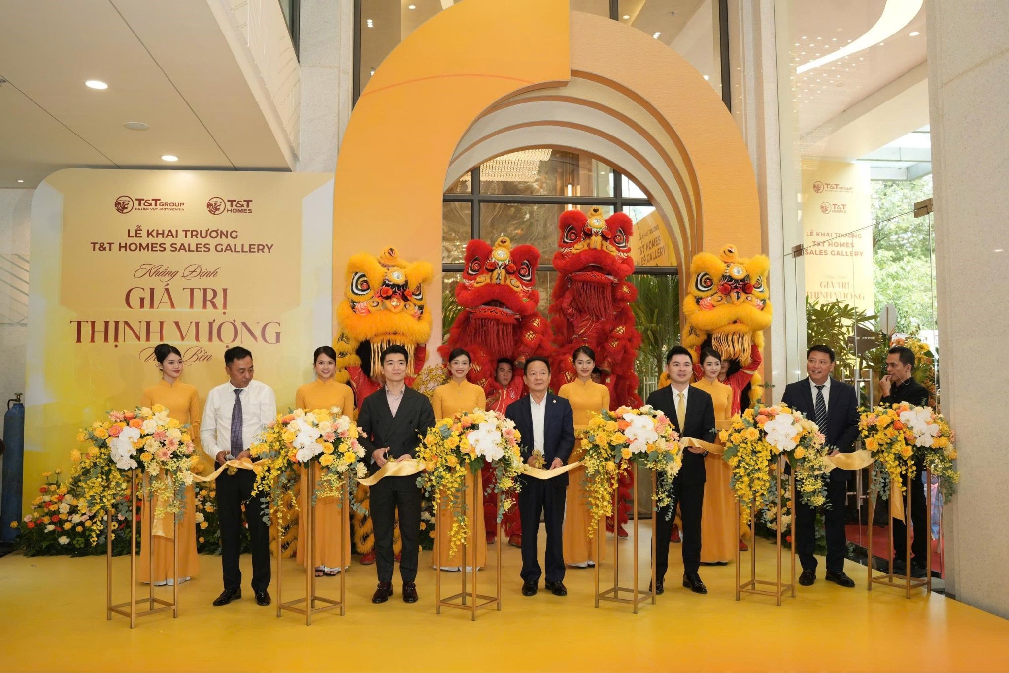 Nghi thức cắt băng ch&iacute;nh thức khai trương T&amp;T Homes Sales Gallary