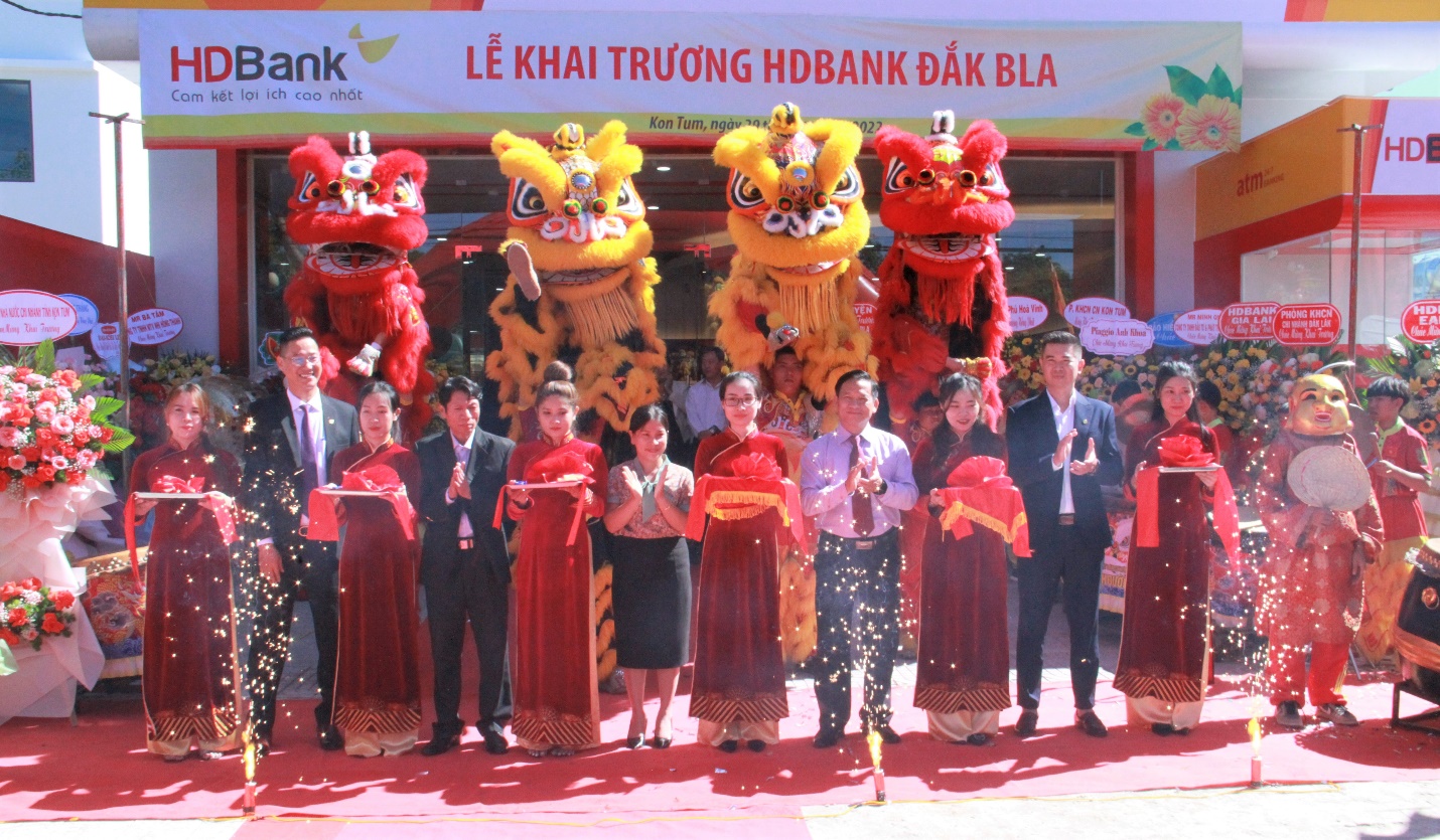 Theo đ&oacute;, ng&agrave;y 29/11, HDBank Đắk Bla ch&iacute;nh thức khai trương tại số 931 Phạm Văn Đồng, phường Trần Hưng Đạo, TP Kon Tum , tỉnh Kon Tum.