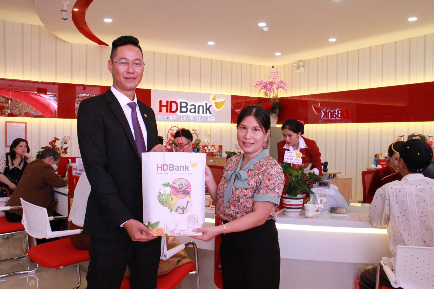 Nh&acirc;n dịp khai trương trụ sở mới, HDBank Đắk Bla d&agrave;nh tặng những kh&aacute;ch h&agrave;ng địa phương tới giao dịch nhiều phần qu&agrave; hấp dẫn, thiết thực.