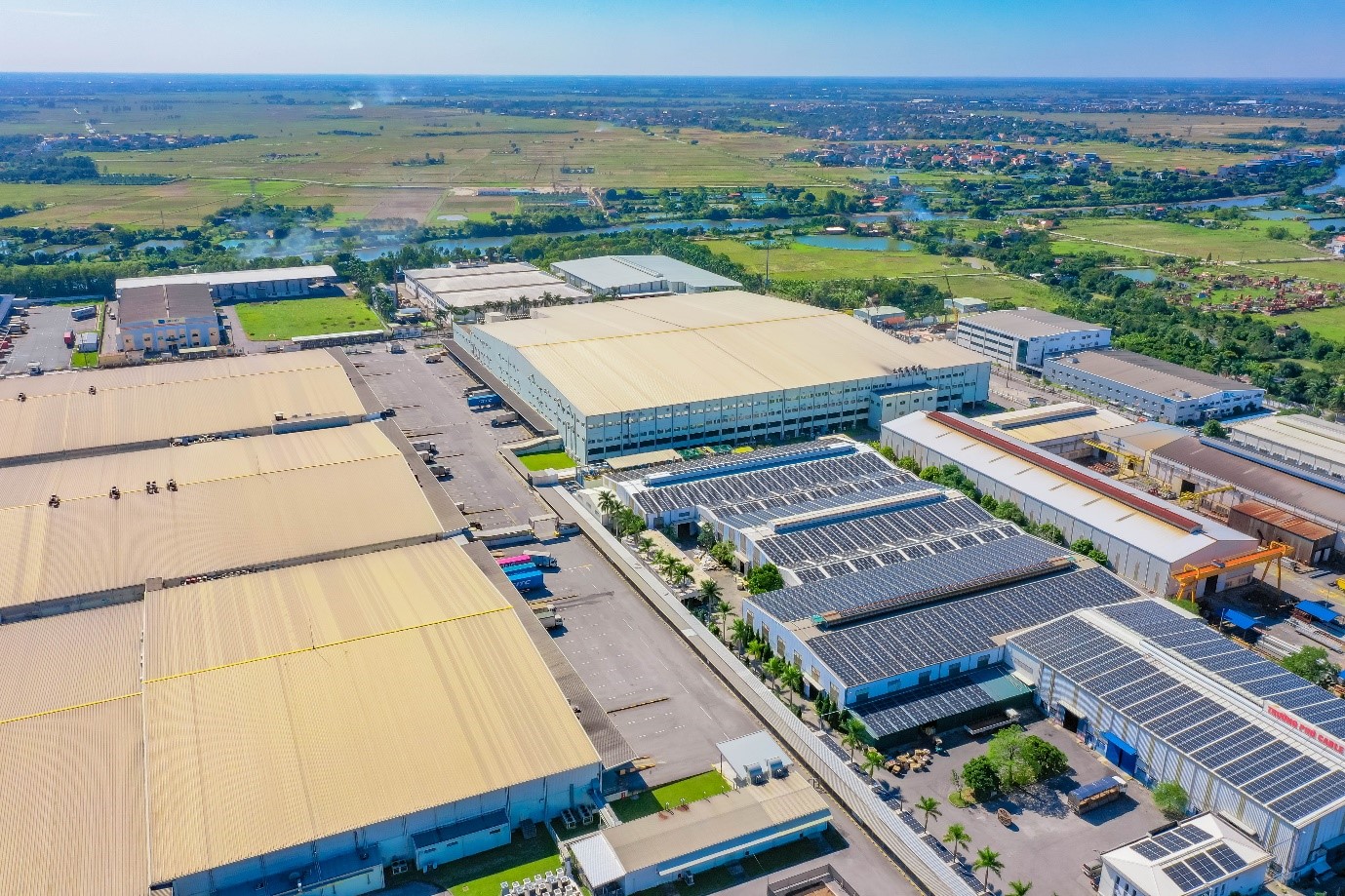 Ng&agrave;y c&agrave;ng c&oacute; nhiều doanh nghiệp trong KCN triển khai điện mặt trời &aacute;p m&aacute;i