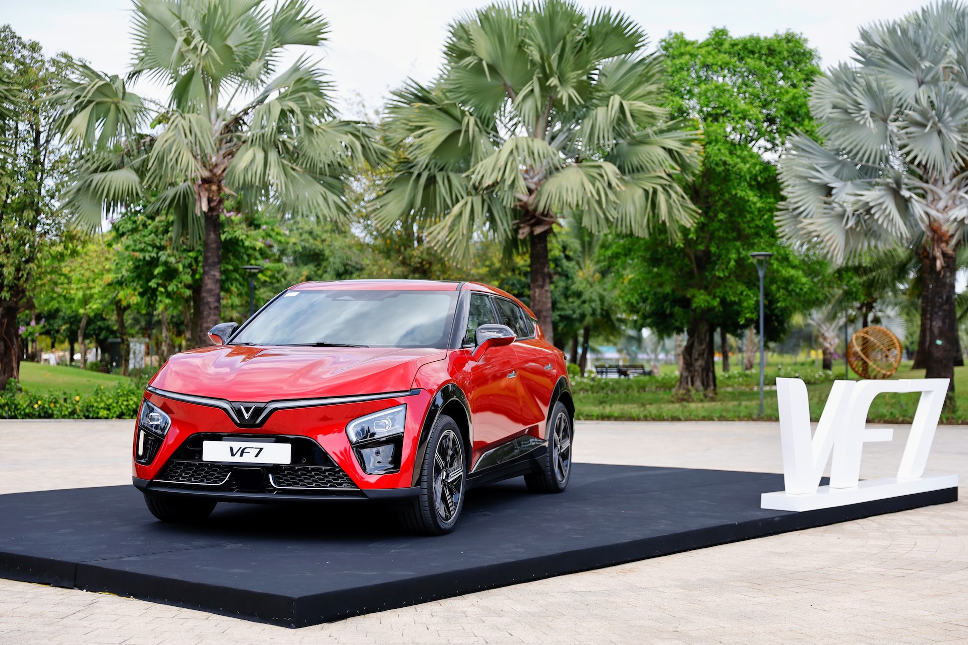 VinFast ch&#237;nh thức nhận đặt cọc xe VF 7, ưu đ&#227;i 30 triệu đồng cho kh&#225;ch h&#224;ng ti&#234;n phong - Ảnh 4