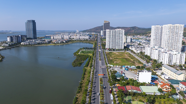 Đường Ho&agrave;ng Quốc Việt&nbsp;l&agrave; một trong những con đường đẹp nhất Hạ Long.&nbsp;Nguồn MIK Group