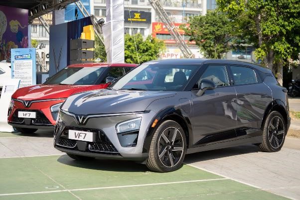 T&#237;n đồ thời trang, d&#226;n c&#244;ng nghệ hay người m&#234; xe đều phải l&#242;ng VinFast VF 7 v&#236; l&#253; do n&#224;y - Ảnh 2