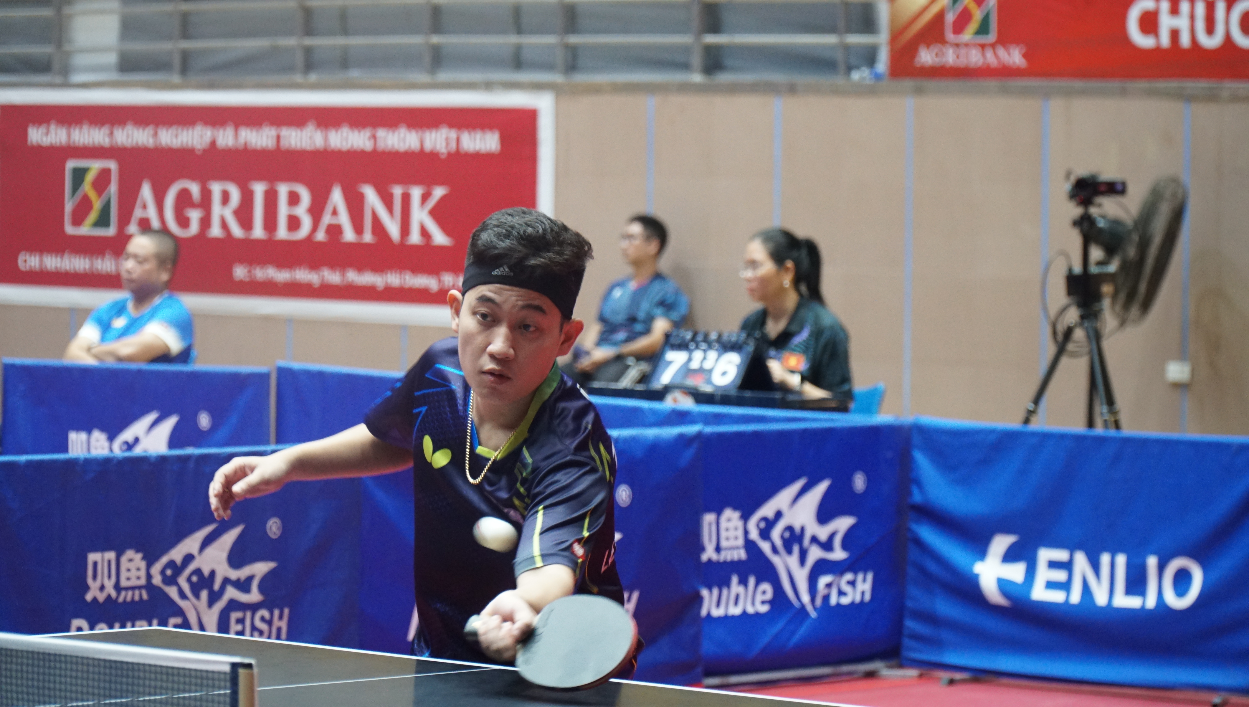 Tay vợt L&ecirc; Đ&igrave;nh Đức đ&atilde; chiến thắng thử th&aacute;ch khắc nghiệt của cuộc đời nhờ sự gi&uacute;p đỡ của bầu Hiển.