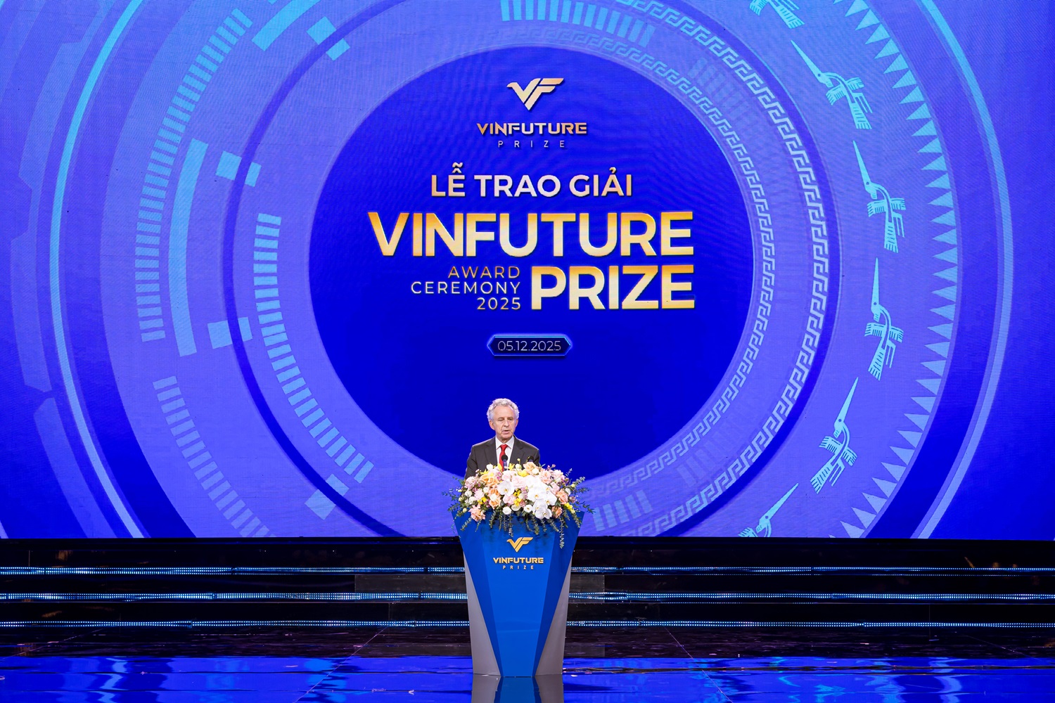 GS. Richard Friend, Chủ tịch Hội đồng Giải thưởng chia sẻ th&ocirc;ng điệp ch&iacute;nh của VinFuture m&ugrave;a thứ 5:&ldquo;C&ugrave;ng vươn m&igrave;nh &ndash; C&ugrave;ng thịnh vượng&rdquo;