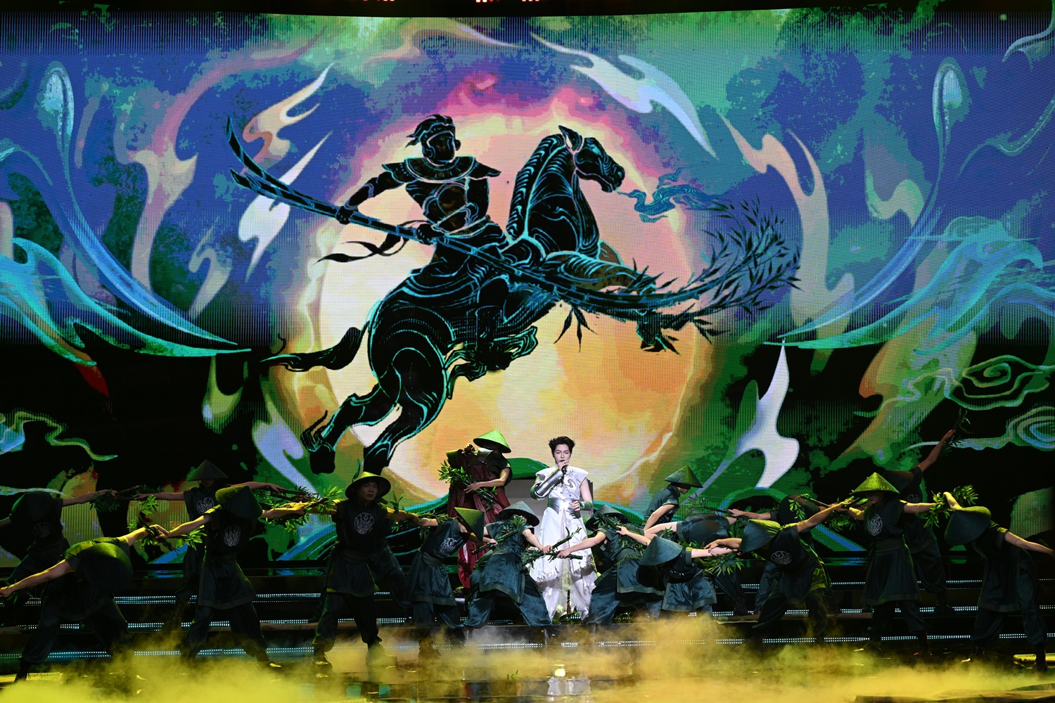 &nbsp;Tiết mục "Ph&ugrave; Đổng Thi&ecirc;n Vương &ndash; Đất nước lời ru" do ca sĩ Đức Ph&uacute;c biểu diễn như một lời ch&agrave;o từ Việt Nam gửi tới bạn b&egrave; quốc tế. Đ&acirc;y cũng l&agrave; b&agrave;i h&aacute;t gi&uacute;p nam ca sĩ gi&agrave;nh Qu&aacute;n qu&acirc;n Intervision 2025 tại Nga.