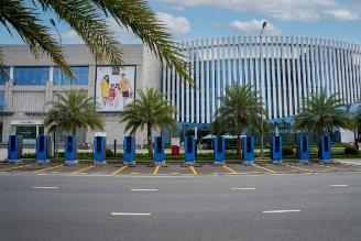 Chỉ trong thời gian ngắn, VinFast đ&atilde; nhanh ch&oacute;ng x&acirc;y dựng hệ thống trạm sạc tr&ecirc;n to&agrave;n quốc, đặc biệt ở c&aacute;c khu vực đ&ocirc;ng d&acirc;n cư nhằm đ&aacute;p ứng nhu cầu ng&agrave;y c&agrave;ng tăng của người d&ugrave;ng. (Trong ảnh: trạm sạc ở Khu đ&ocirc; thị Vinhomes Smart City, H&agrave; Nội).