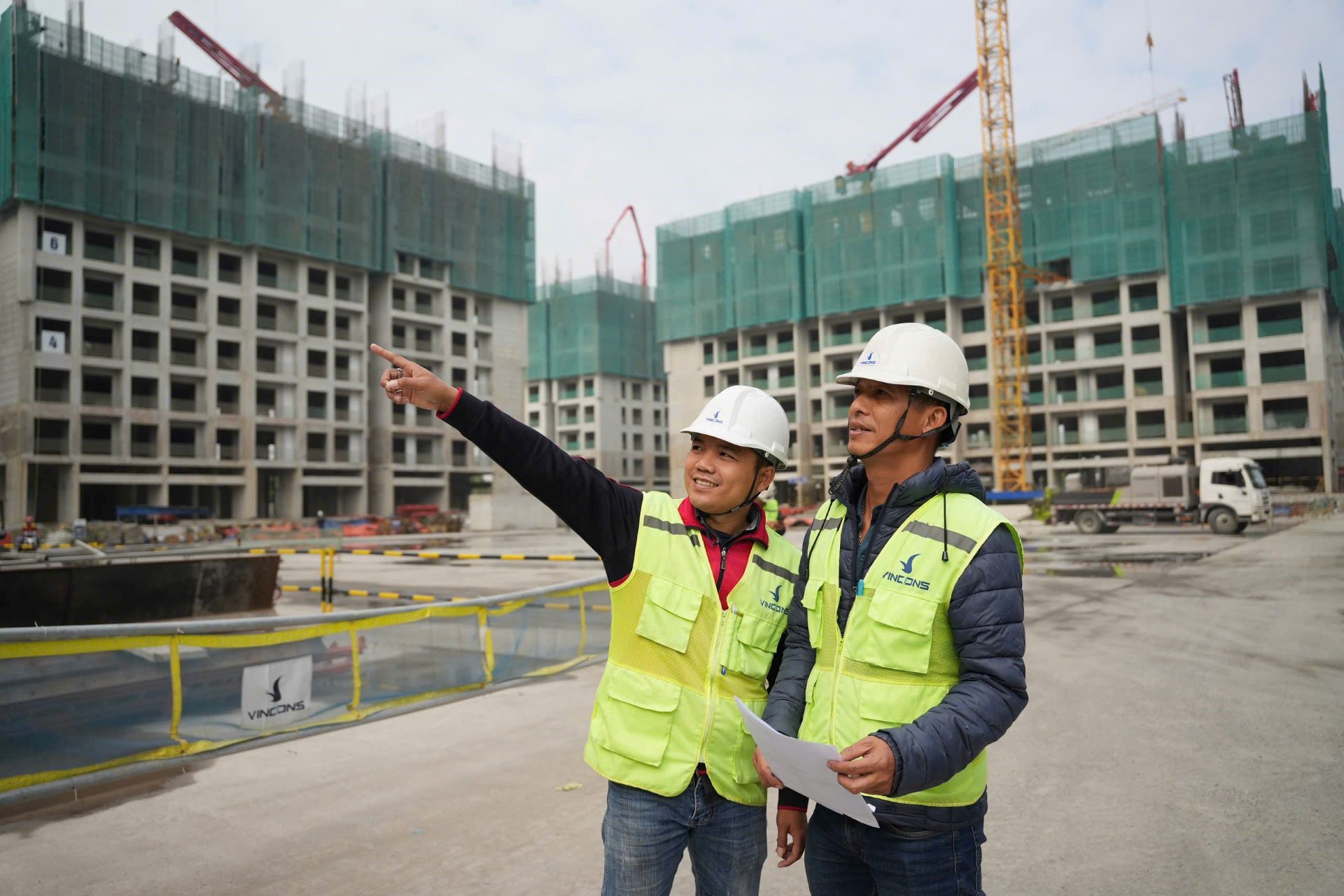 VinCons cam kết mang đến thu nhập cạnh tranh, chế độ ph&uacute;c lợi đầy đủ v&agrave; c&oacute; định hướng ph&aacute;t triển r&otilde; r&agrave;ng, n&acirc;ng cao ti&ecirc;u chuẩn sống cho c&ocirc;ng nh&acirc;n