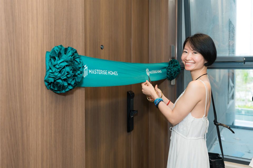 H&agrave;ng trăm cư d&acirc;n h&agrave;o hứng nhận căn hộ đẳng cấp, chia sẻ sự ấn tượng v&agrave; niềm vui khi &ldquo;về nh&agrave;&rdquo; mới