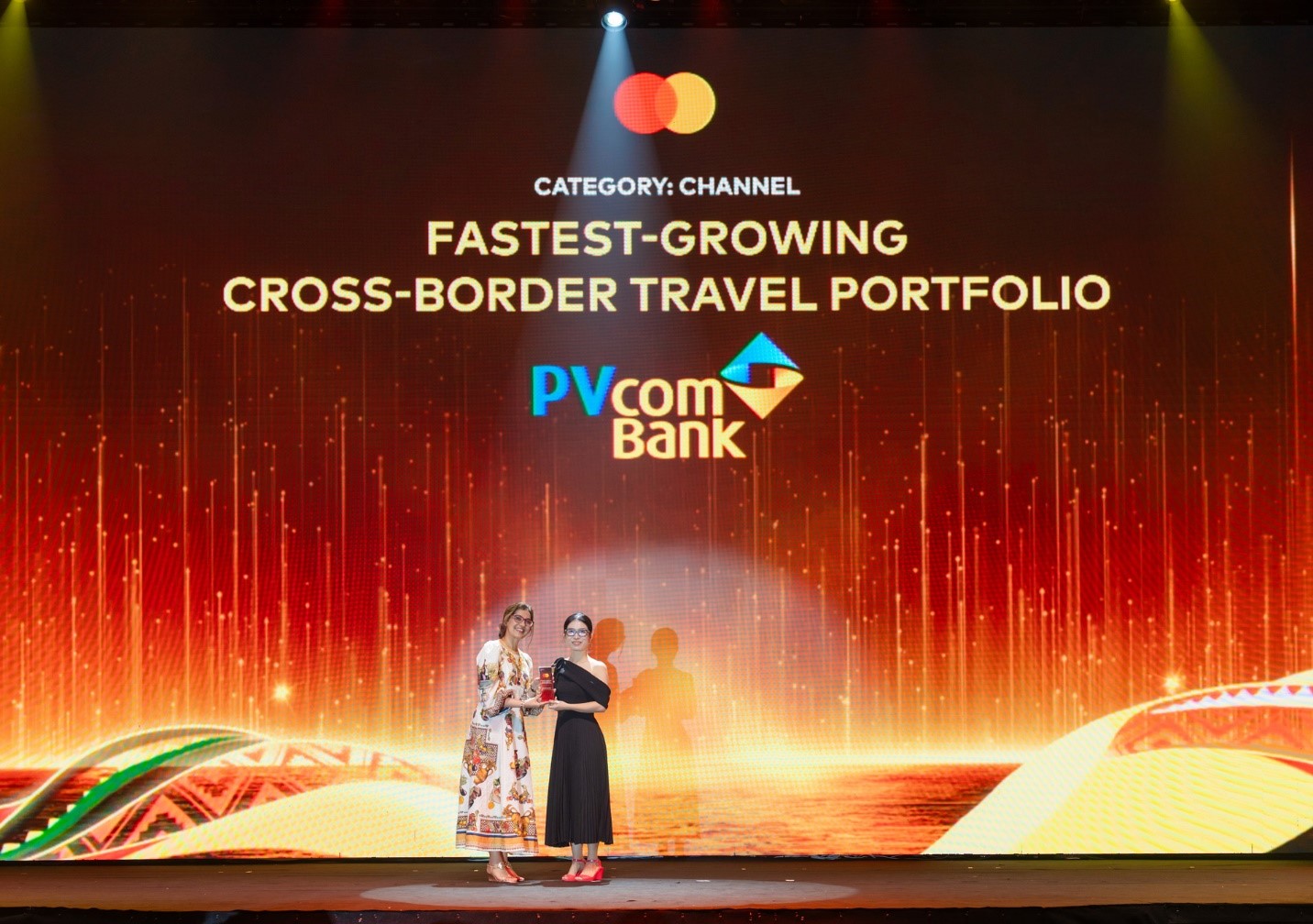 Đại diện PVcomBank nhận Giải thưởng Danh Mục Du Lịch Xuy&ecirc;n Bi&ecirc;n Giới Ph&aacute;t Triển Nhanh Nhất tại sự kiện