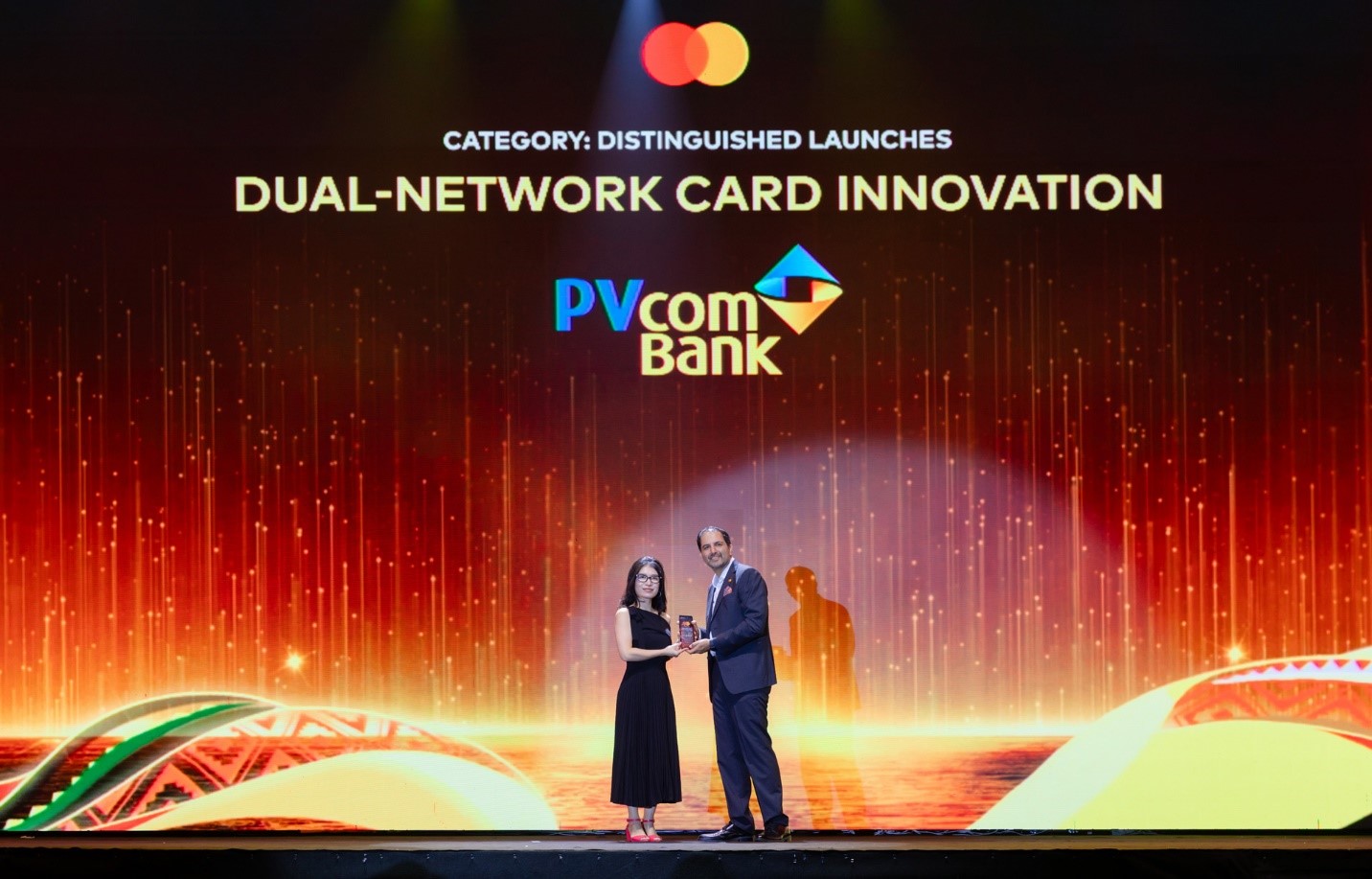 PVcomBank được vinh danh cho Giải thưởng S&aacute;ng Tạo Thẻ C&ocirc;ng Nghệ Mạng Lưới K&eacute;p