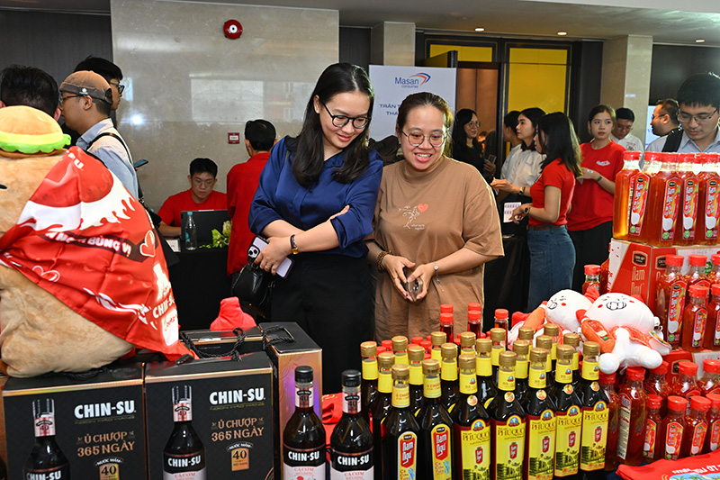 Cổ đ&ocirc;ng tham quan c&aacute;c sản phẩm trưng b&agrave;y tại sự kiện Roadshow MCH