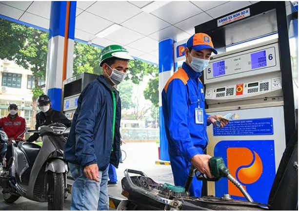 Gi&#225; xăng giảm mạnh thứ 4 li&#234;n tiếp, xuống th&#234;m gần 1.000 đồng/l&#237;t - Ảnh 1