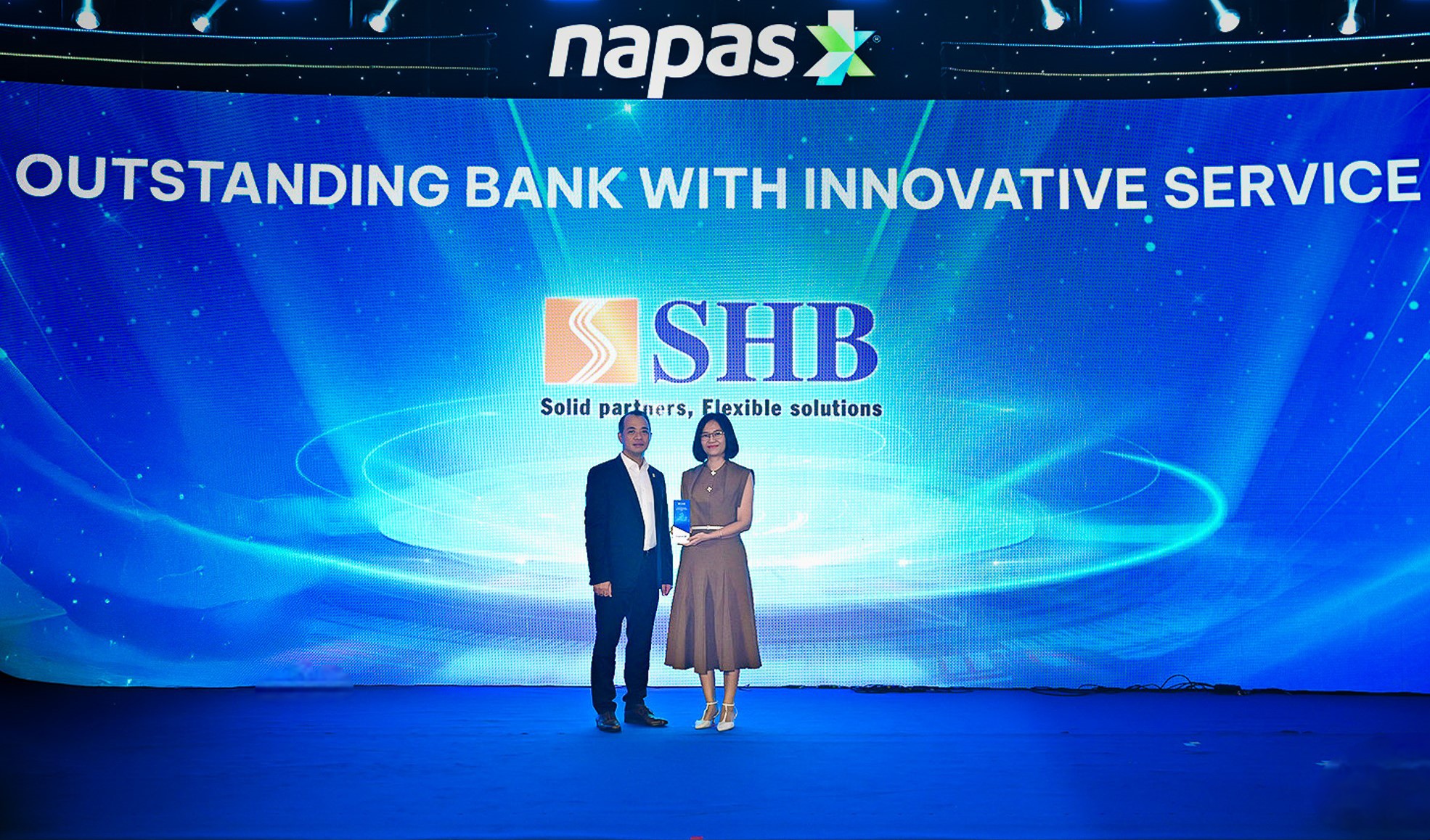 B&agrave; Đo&agrave;n Th&aacute;i Thanh Thủy &ndash; Ph&oacute; GĐ Khối Ng&acirc;n h&agrave;ng B&aacute;n lẻ SHB nhận giải thưởng vinh danh từ Napas