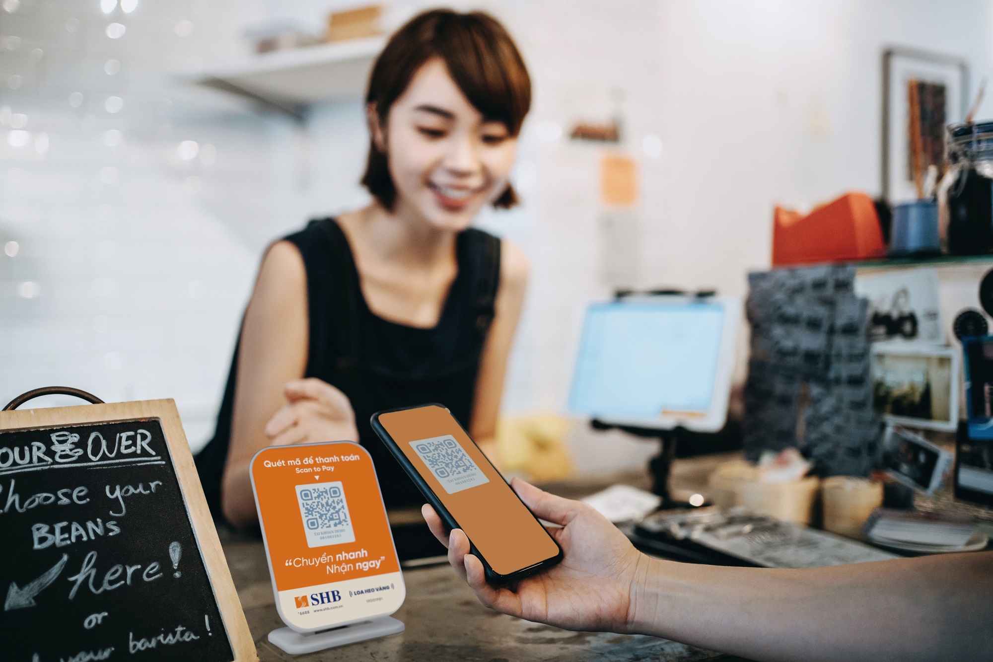 Kh&aacute;ch h&agrave;ng hưởng lợi từ dịch vụ thanh to&aacute;n QR Pay từ SHB