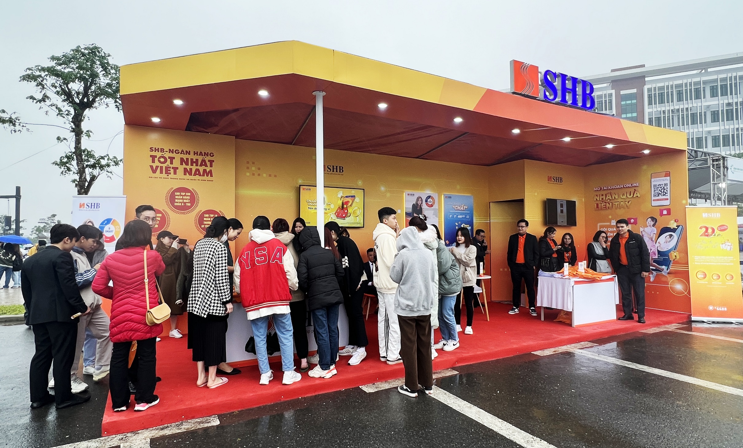 Gian h&agrave;ng của SHB ấn tượng v&agrave; bắt mắt thu h&uacute;t nhiều sự quan t&acirc;m của c&aacute;c đại biểu v&agrave; c&aacute;c bạn sinh vi&ecirc;n