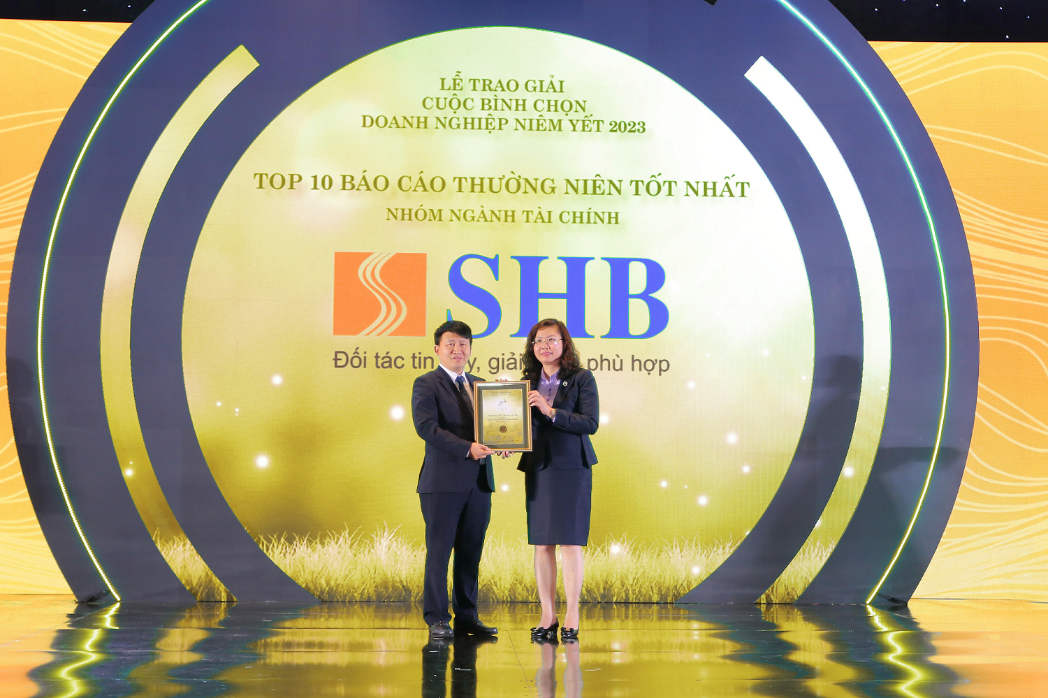 SHB được vinh danh Top 10 Doanh nghiệp c&#243; b&#225;o c&#225;o thường ni&#234;n tốt nhất - Ảnh 1